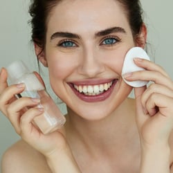 Authentisches Skin-Care-Portrait mit weichem Licht und minimalem Make-up.
