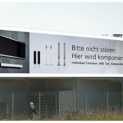 Loewe – Springer und Jacoby – Banner an der Autobahn vor dem Werk
