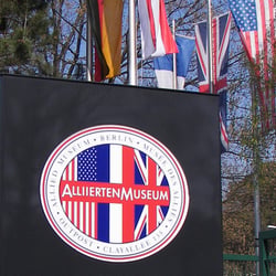 Stele am Eingang des Alliierten-Museums