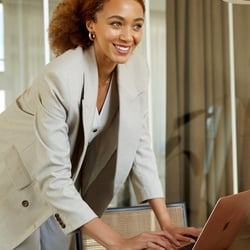 Authentische Personal-Branding-Fotografie für Models, Selbstständige und Unternehmerinnen mit moderner und natürlicher Bildspra