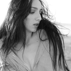 Strand. Die perfekte Frau – stark und sinnlich.