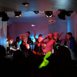 Auftritt der Band Fiji