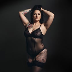 Curvy Inked Boudoir – Fotoshooting Boudoir-Fotografie