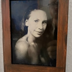 Fertiges Silberbild auf Glas im Holzrahmen