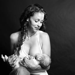 mama stillt baby,, schwarzweissfoto