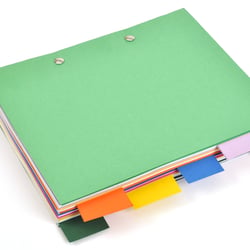Die neun Hefte werden durch Buchbinderschrauben miteinander verbunden.