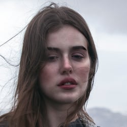 Model mit Kette I