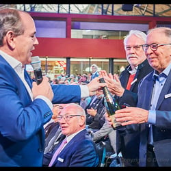 Wer war vor 20 Jahren schon dabei… Moderator Wolfram Kons übergibt ein Präsent