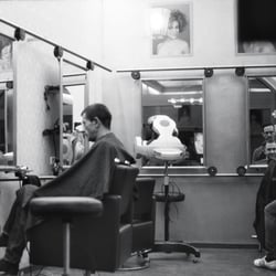 Warten auf den Friseur mit einem Bier // Streetphotography