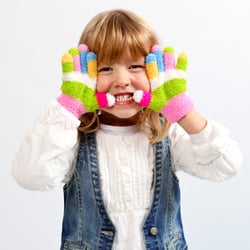 Mädchen mit bunte Handschuhe