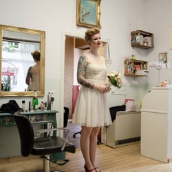 Braut beim Friseur