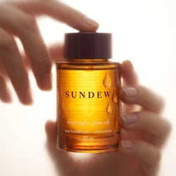SUNDEW – Beauty-Produkt im Gegenlicht