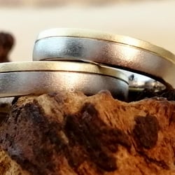 950/- Platin und 585/- Gelbgold Trauringe unter der Verwendung von alten Gelbgold-Trauringen