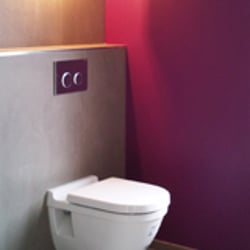 Bad mit Duschbereich im Vordergrund