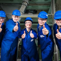 Good Job! Teamfoto in der Werkshalle