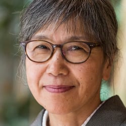 Die gebürtige Japanerin Frau Fujita-Regner ist heute die Gastgeberin der Teezeremonie.