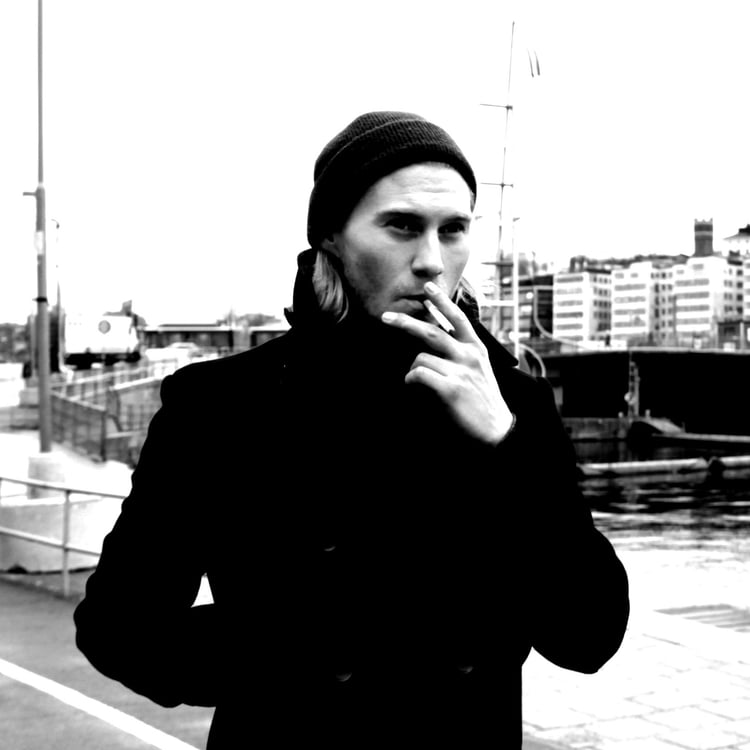 Simon R.