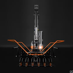 Optimas Steinsetzmaschine an Minnibagger