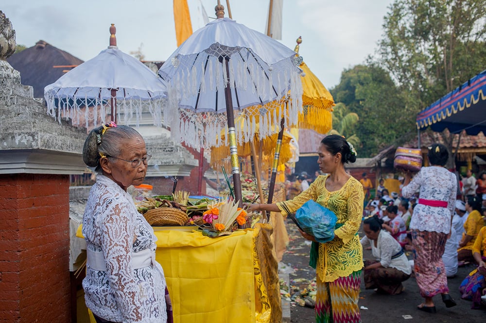 hamburgstories-pura-ingsar-bali-alte-frau-tempel
