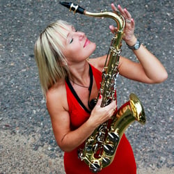 DJane Simoné mit Saxophon