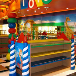 Toy Shop Fassadenentwurf im Airport Athen – dem Olympiamaskottchen von 2004 nachempfunden