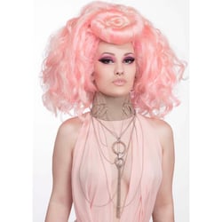 Perücke handgeknüpft. Make-up einer Kollegin