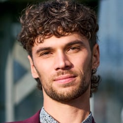 Businessportrait im violetten Sakko