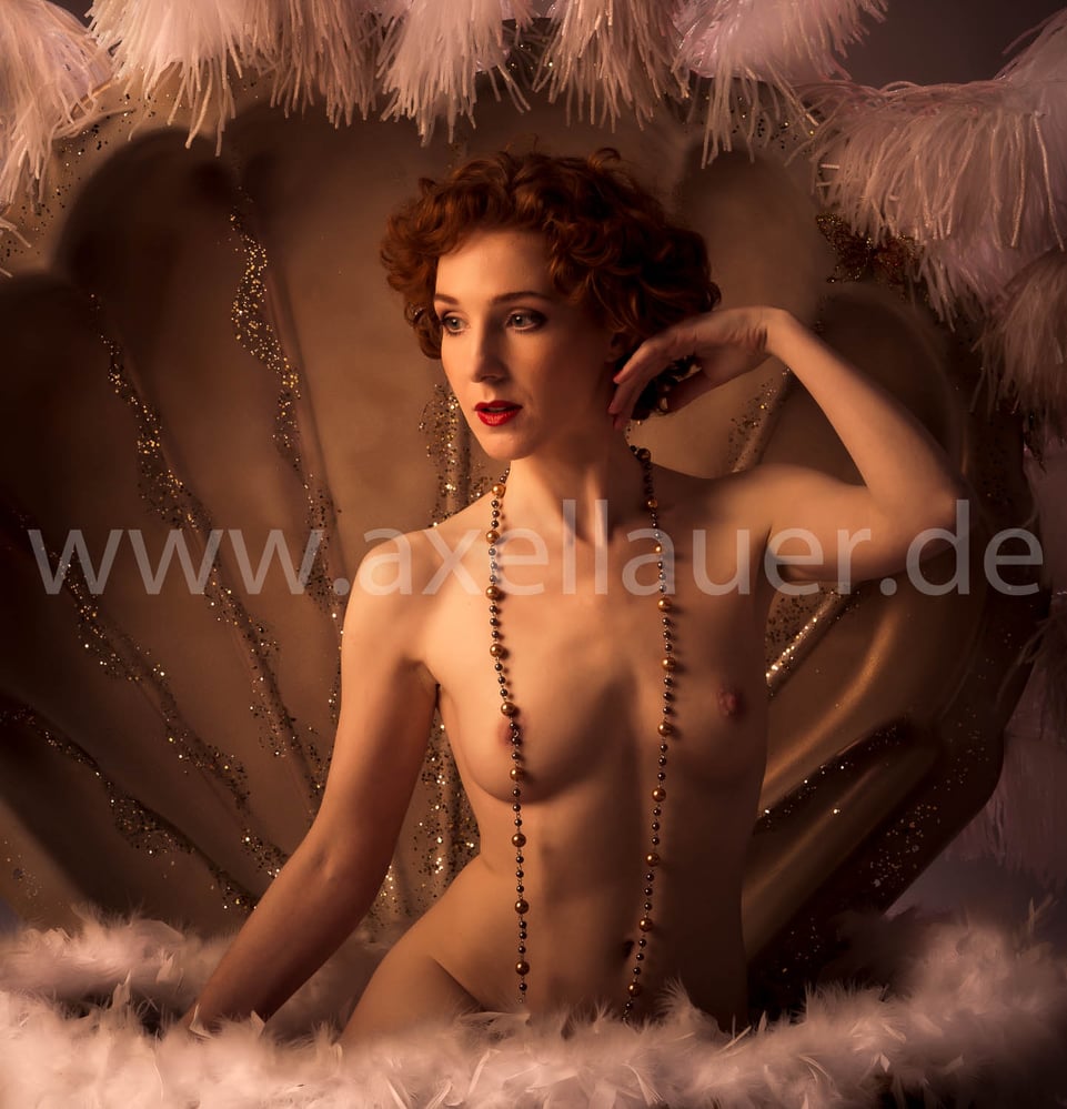 semi-nude-in-revue-style-4