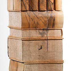 Stele aus Nussbaum