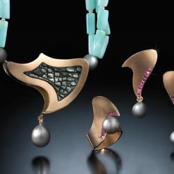 Schmuck von Stephanie Henzler für eine Anzeige in: LIFT – das Stuttgartmagazin