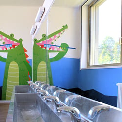 Zahnputzraum der Praxis, Gestaltung Flusslandschaft + Krokodil