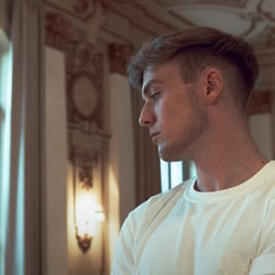 Standbild „Aron Pinter – Too Far Away“ (Musikvideo)