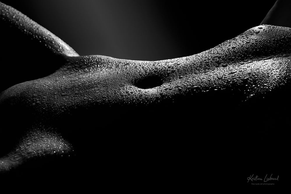 Schwarzweiss Aktfotografie Aktfotos mit Wassertropfen