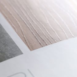 Haptischer Strukturlack für ein spürbares Holzerlebnis (Furnierkatalog)