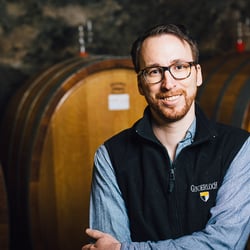Rheingau Weinbauer vor Holzfass