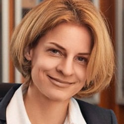 business-portrait-frau-buero-ulrich-roth