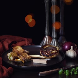 Hähnchenroulade gefüllt mit Foisgras, Hähnchenfars, Zwiebeltartetatin, Selleriepürree