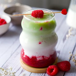 Himbeer-Matcha-Latte
