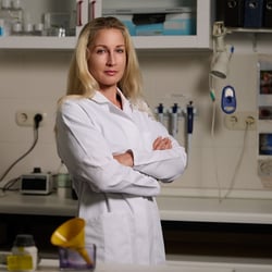 businessfoto-laborwissenschaftlerin-forscherin-ulrich-roth