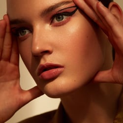 Editorial Beautyaufnahme mit kreativem dekorativem Make-up und ausdrucksstarker Bildsprache.