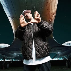 Musikant am Flugzeug
