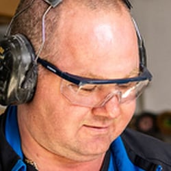 metallbau-mitarbeiter-werkstatt-recruiting-ulrich-roth