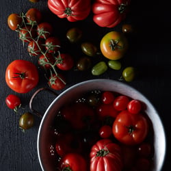 Marius Prions Photo FOOD / Tomaten, verkohltes Holz, Seihe
