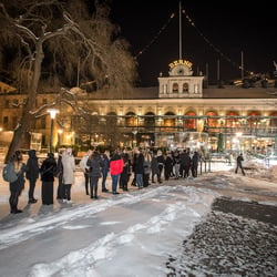 Volkswagen Garage Sound – Besucher stehen vor dem Berns Hotel in Stockholm