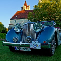 Alter Jaguar vorm Schloss