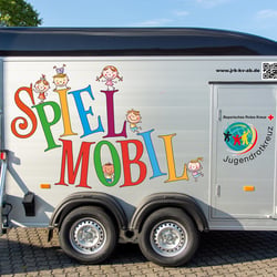 Anhänger „Spielmobil“ des JRK Aschaffenburg – Ansicht von Links (2022)