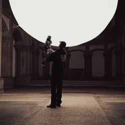 STEADICAM OPERATOR ALONE