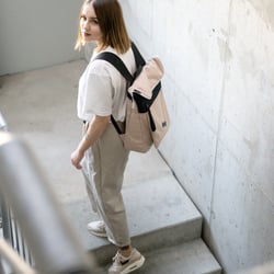 pinqponq Rucksack mit Alina Treppe