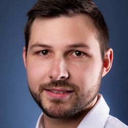 Business Portrait Mann blauer Hintergrund