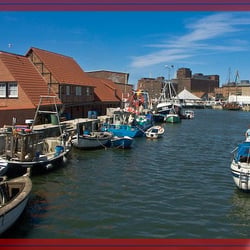 Fischerboote und Yachten liegen im Hafen von Wismar